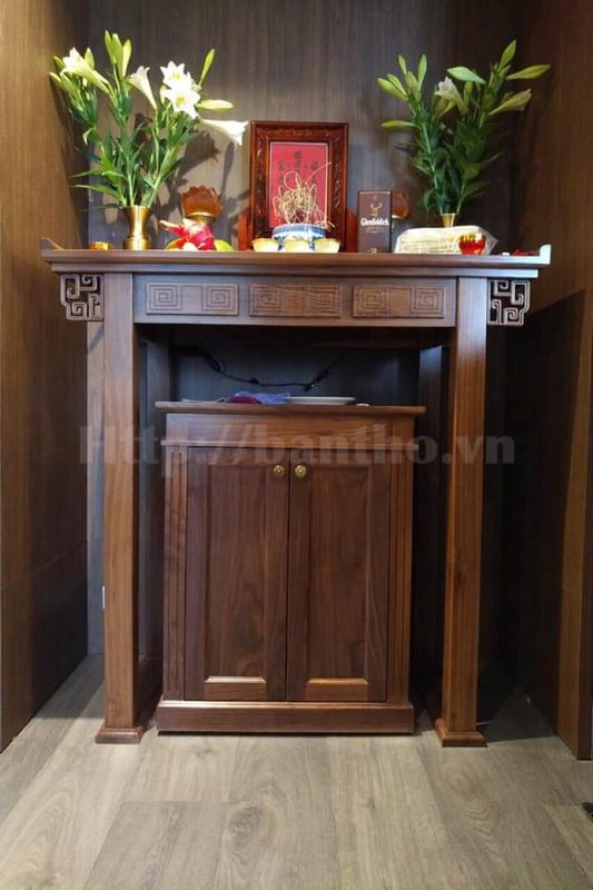 Bàn thờ gỗ óc chó cao cấp dành cho chung cư hiện đại là sự kết hợp giữa đơn giản và hiện đại, cung cấp đầy đủ các tiện nghi cần thiết.