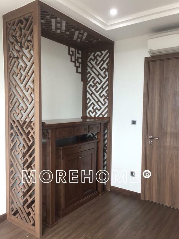 Bàn thờ gỗ tự nhiên có tính thẩm mỹ cao, màu sắc sang trọng và chất lượng sử dụng đều đặn trong hơn 20 năm.