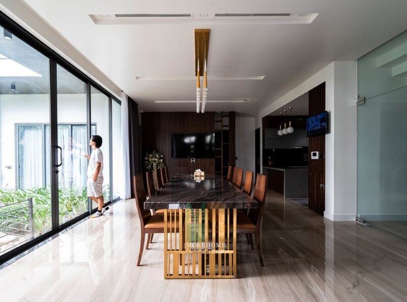 .
Công ty nội thất Morehome đã sản xuất và thi công một bộ bàn ăn mặt đá chân inox mạ vàng cùng 10 ghế ăn gỗ óc chó hiện đại.
